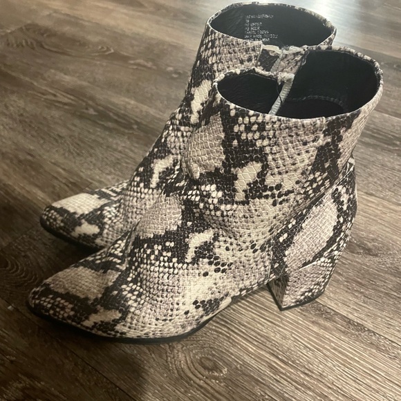 Madden Girl Boots Snake Skin Size 7 - Picture 1 of 7
